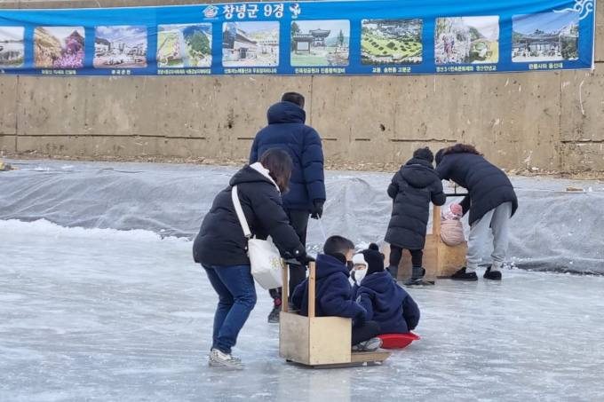 전통 얼음 썰매로 겨울 추억쌓기 [포토뉴스]