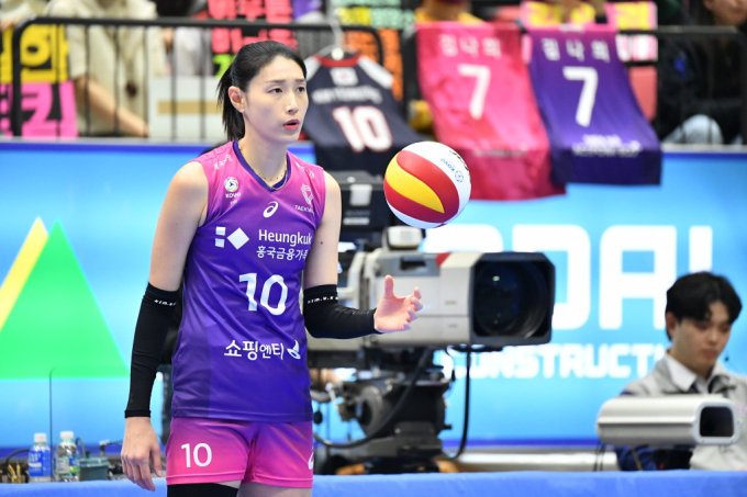 김연경 22점' 흥국생명, 현대건설에 셧아웃 완승…승점 동률 [V리그]