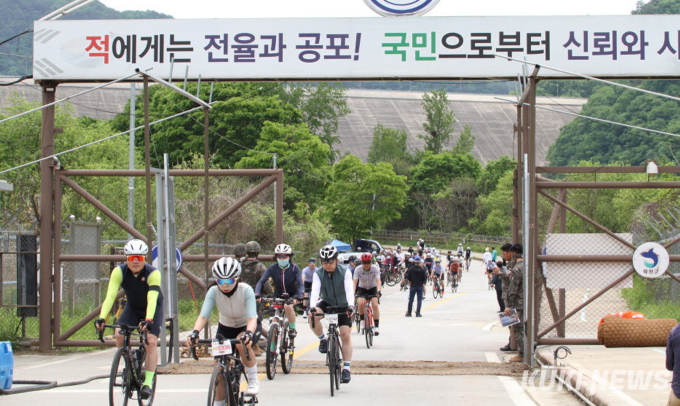 민통선 통과하는 마니아들[쿠키포토]