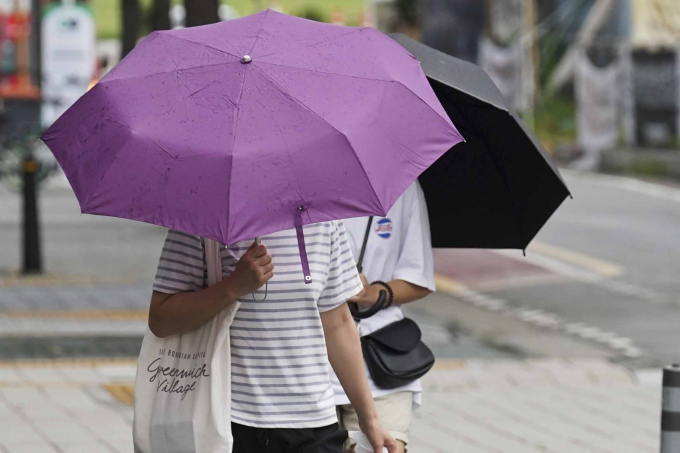 낮 최고 33도 ‘불볕더위’…강원·경북 소나기 [날씨]