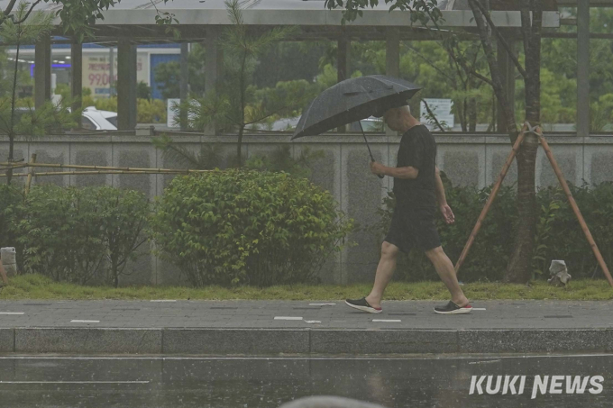 퇴근길 앞두고 쏟아지는 빗줄기 [쿠키포토]