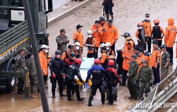 [속보] 소방당국 “오송 지하차도 시신 1구 추가 수습”…사망자 13명