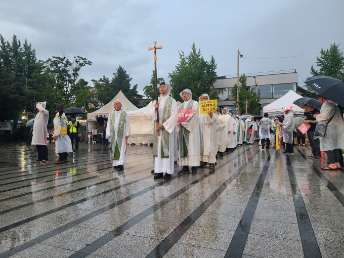 빗속의 사제단 ‘윤석열 정권 퇴진’ 외쳐 