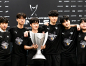 젠지, 3연속 우승…“아직 올해 안 끝났다...도전자의 마음으로 롤드컵 준비” [LCK]