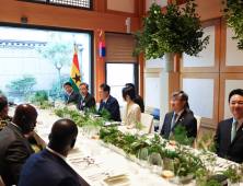 尹대통령 부부, 가나 정상오찬서 ‘경제·안보’ 협력 약속