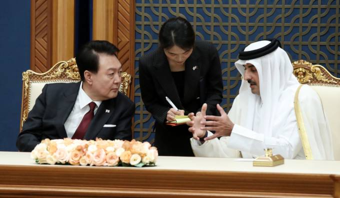 尹, 카타르 국왕과 정상회담서 관계 격상 합의…5조원 LNG 운반선 건조 계약