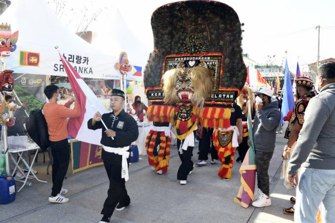 김해 거주 10개국 외국인 주민들 한자리에 모여 축제 즐긴다 