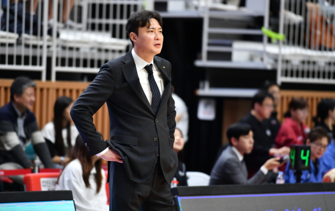 ‘2연승’ 송영진 KT 감독 “수비 원하는 대로 풀려” [KBL]