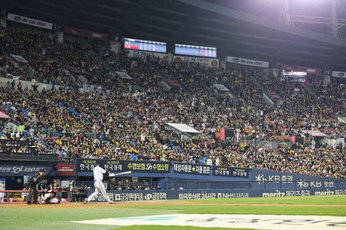 한국시리즈 4차전도 만원 관중…1만7600장 티켓 완판