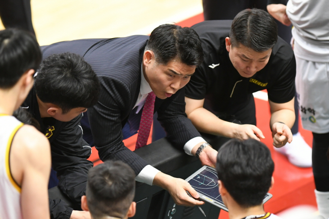 ‘5연승 좌절’ 조상현 LG 감독 “상대 압박에 밀려다녀” [KBL]