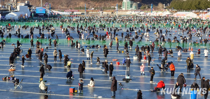 ‘어류 학대’ 논란 속 산천어축제…“생명 파괴 멈춰야”