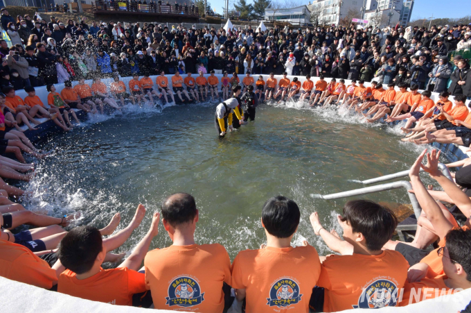 ‘어류 학대’ 논란 속 산천어축제…“생명 파괴 멈춰야”