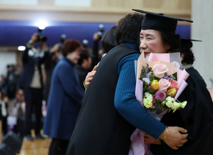 ‘우리 졸업해요’ 만학도의 눈물