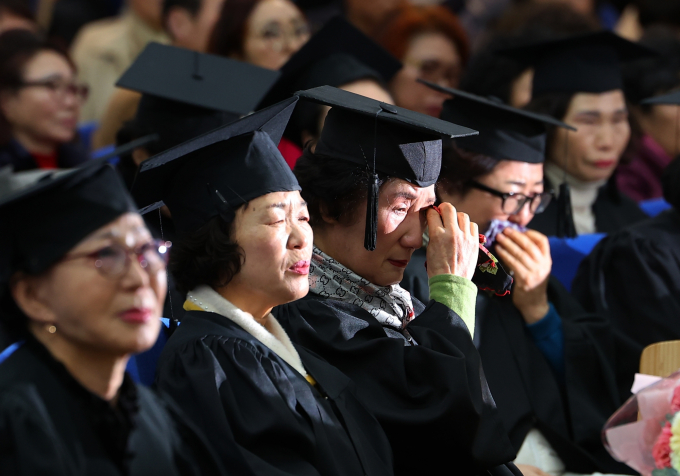 ‘우리 졸업해요’ 만학도의 눈물