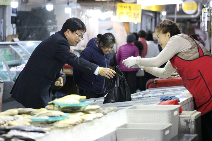 [포토]세종시교육청, 설 명절 전통시장 장보기 행사