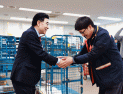 [포토]이응우 계룡시장, 설 맞아 업무 폭증한 우체국 직원 격려