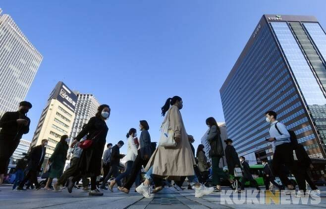 약국사무원 재취업 지원 수백명 몰렸다…인생2막 설계 4050