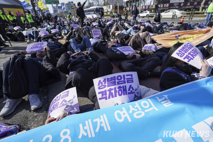 ‘성별임금 격차해소’ 외치는 여성 노동자들 [쿠키포토]