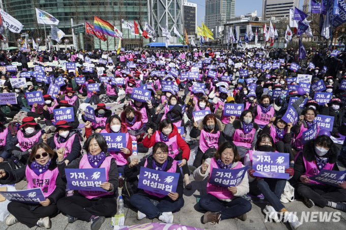 ‘성별임금 격차해소’ 외치는 여성 노동자들 [쿠키포토]