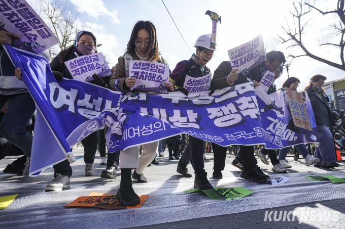 ‘성별임금 격차해소’ 외치는 여성 노동자들 [쿠키포토]