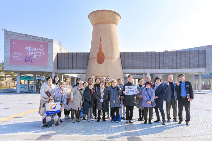 함안 낙화놀이·말이산고분군 관광상품 체험한 일본인 단체 관광객들 ‘엄지 척’