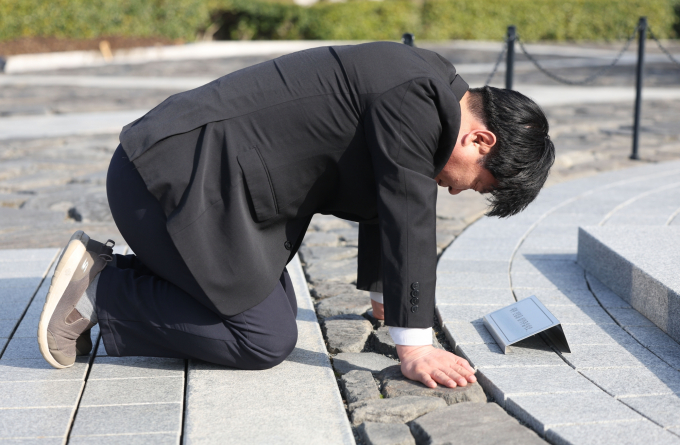 노 전 대통령 묘역 참배한 양문석...사죄하는 마음으로 왔다