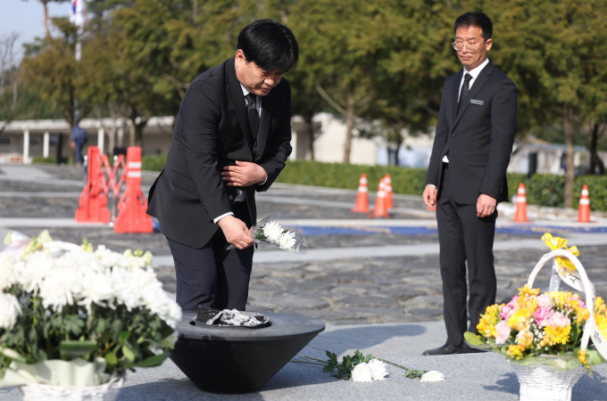 노 전 대통령 묘역 참배한 양문석...사죄하는 마음으로 왔다