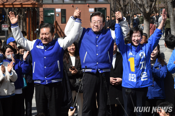 경의선숲길 돌며 지지호소하는 이재명 대표 [쿠키포토]