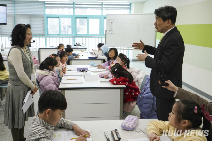 늘봄학교 현장점검 나선 이주호 부총리 [쿠키포토]