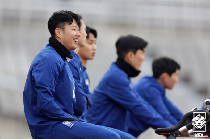 ‘이강인 제외’ 완전체…황선홍호 첫 훈련한 손흥민 ‘방긋’