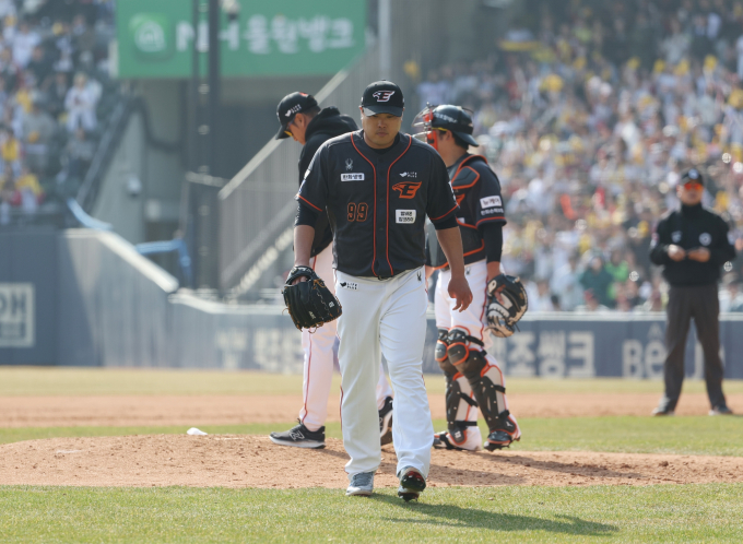 ‘5실점’ 류현진 울린 ‘행복 수비’…12년만 복귀전도 망쳤다