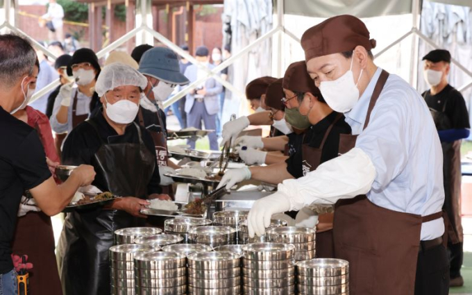 尹대통령, ‘명동밥집’ 세 번째 방문…무료 급식봉사