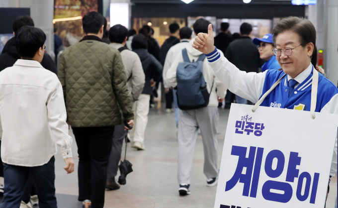 이재명, 선거운동 첫날 지역 주민들과 인사 [쿠키포토]