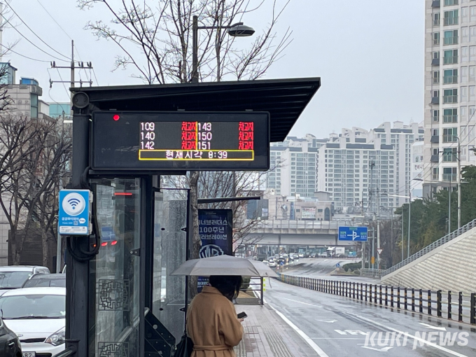 “버스 왜 안 오냐” “갑자기 웬 파업”…멈춰선 서울, 출근길 대혼란 [르포]