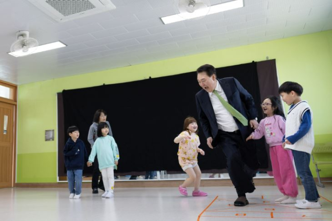 尹대통령 “늘봄학교 운영 한 달…안착에 힘쓸 것”