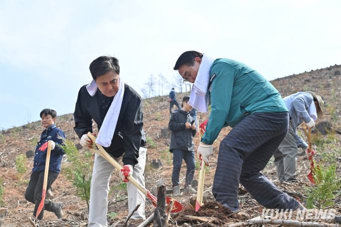홍성 산불 1년...잿더미에 ‘희망의 나무’ 심었다