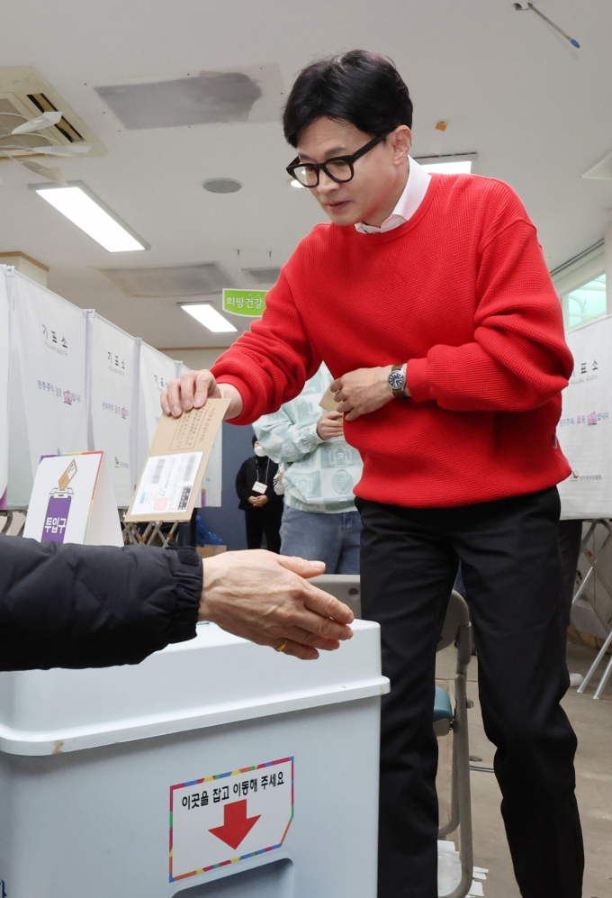 ‘사전투표 돌입’ 투표장 찾은 여야 지도부 [쿠키포토]