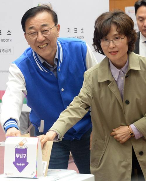 김윤덕 후보, 사전투표 첫날 투표…“많은 시민 사전투표 기쁜 소식” 