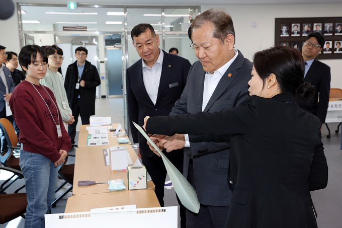 행안부장관, 선거상황 점검...“안전한 투표환경 조성해 달라”