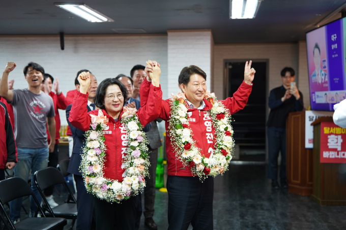 권영진 “자유대한민국·국민 위해 맨 앞에 서겠다” [당선소감]