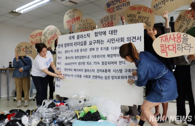 플라스틱 생산 감축이 ‘우리가 살 길‘ [쿠키포토]