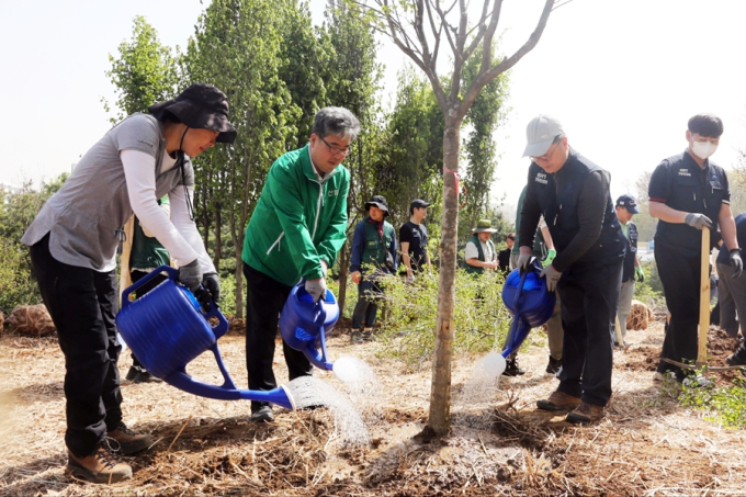 [포토]산림청, 온수도시자연공원 도시숲 조성 나무심기