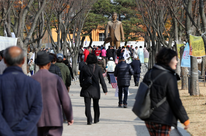 논란 속 ‘박정희 동상’ 예산 14억원…대구시의회 결정은?