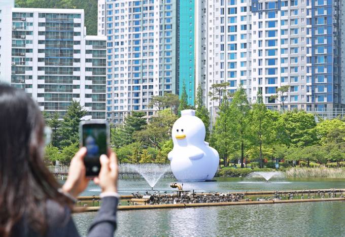 김해 연지공원 호수에 귀여운 대형 '토더기' 인형 떴다