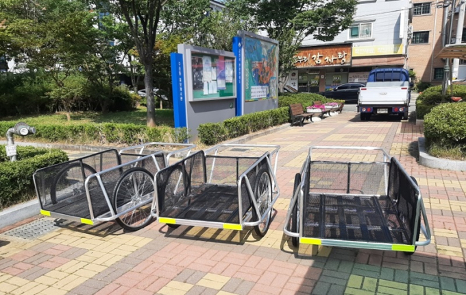 군산시, 폐지 줍는 어르신 ‘경량 수레’ 지원