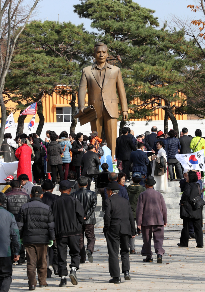 대구에 ‘박정희 동상’ 세워진다…대구시의회 본회의 통과