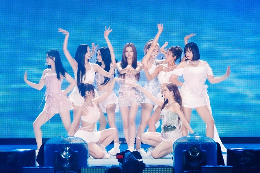 K팝 걸그룹 최초 <b>닛산</b>行…<b>트와이스</b> 해외투어 마무리