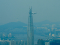 롯데타워 지나는 군용기…공군 ‘국군의 날’ 행사 준비