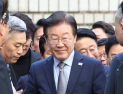 1심 선고공판 출석하는 이재명 대표