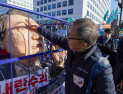 ‘분노의 손바닥’…윤석열 조형물 내리치는 시민 [쿠키포토]